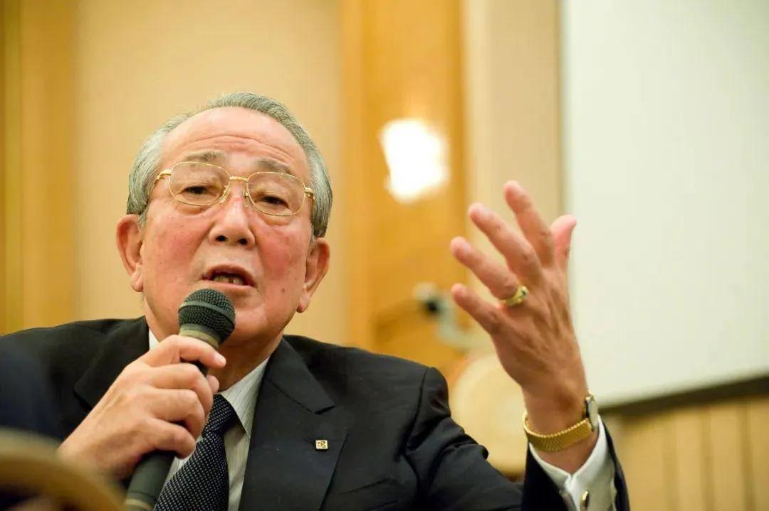 稻盛和夫：“人最可贵之处在于可以提升自我，完善自我，又是独一无二的自己”。
  