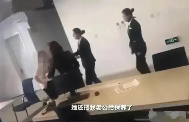 这样的美女销售太可恨了吧，不仅把人家的车保养了，还把车主也“保养”了，虽然过去了