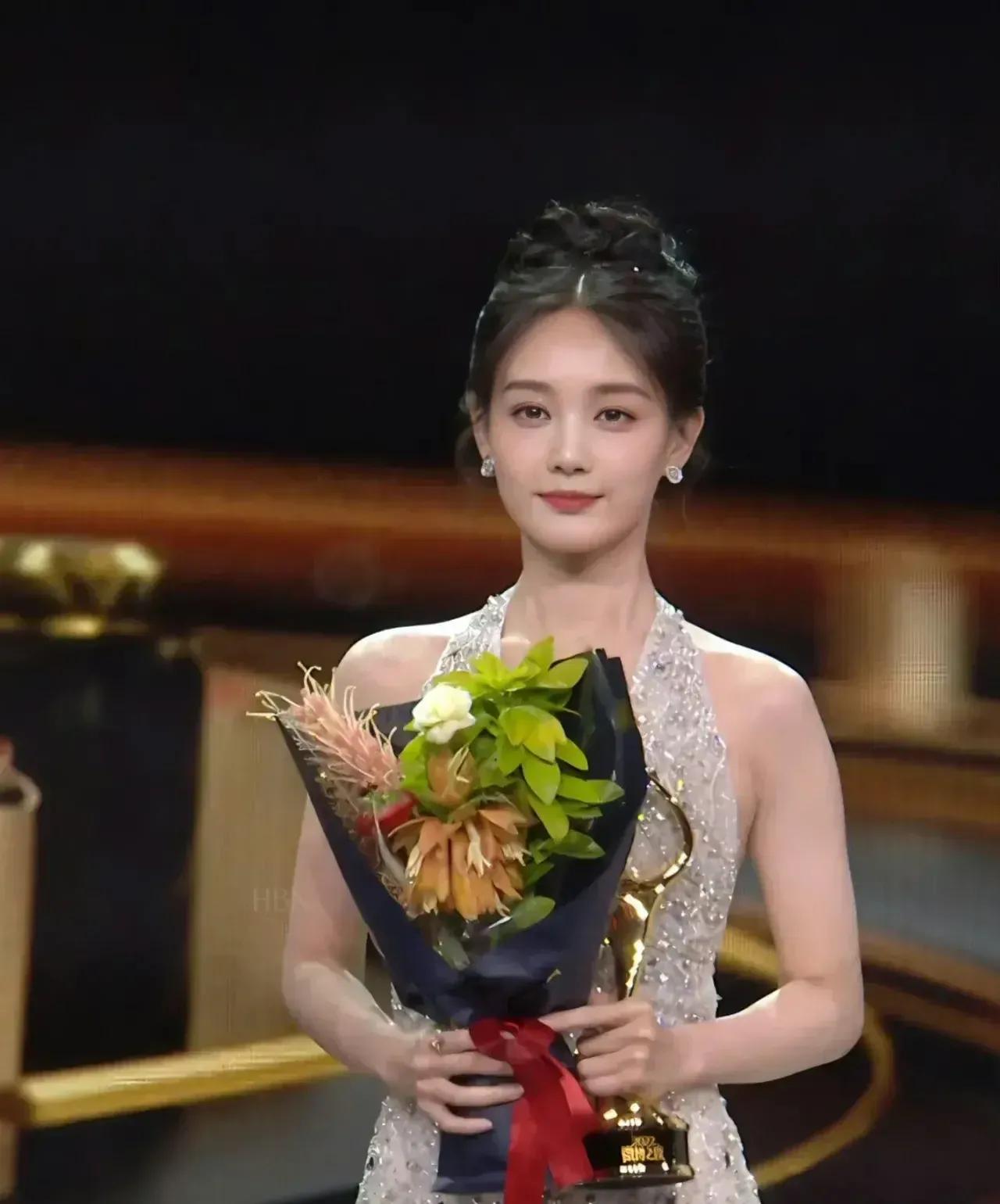 为什么女明星都不做美甲？baby迪丽热巴白鹿，都是干净的指甲，没有做美甲。

其