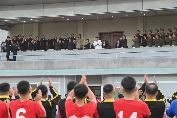 金正恩带着女儿观看足球比赛 ​​​