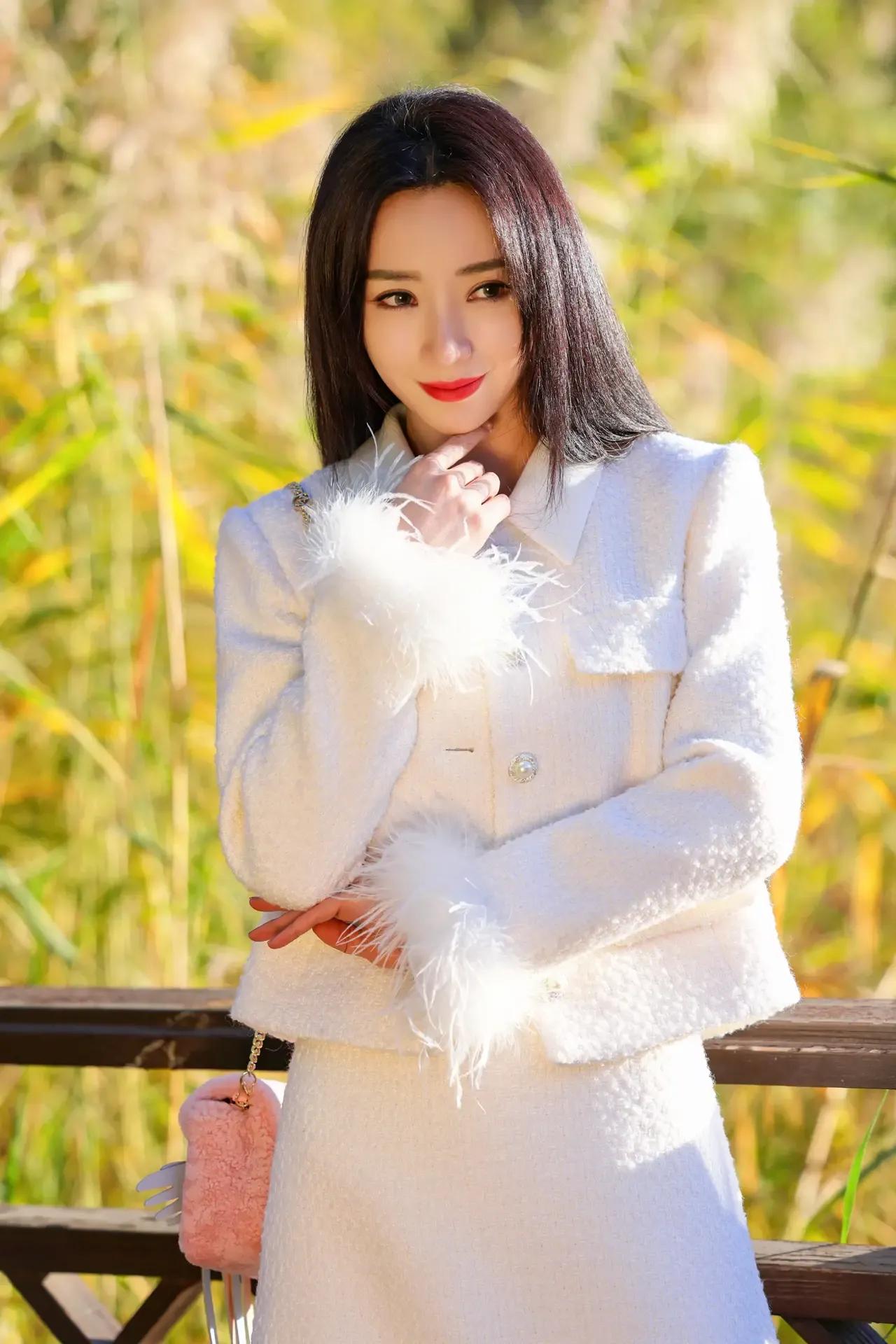 柳岩最新摆拍造型来了，美得清新脱俗，清纯唯美，真是美爆了。

柳岩在社交平台晒出