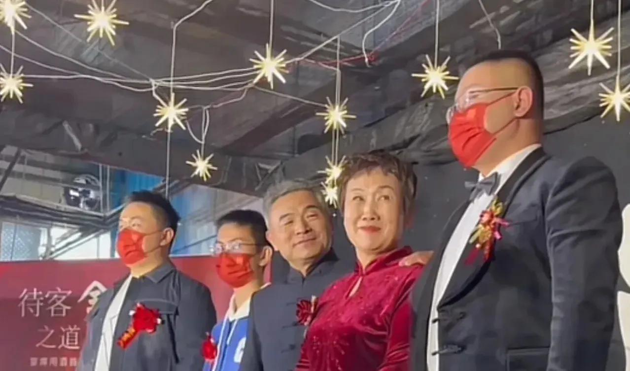 郭家有喜，但让表弟代表自己全程直播十六个小时。

表弟直播十六个小时，口干舌燥，