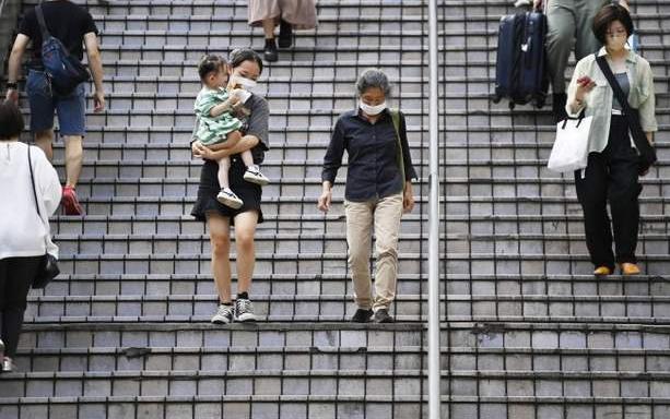 日本去年新生儿数首次跌破 80 万，连续 7 年减少。
人口老龄化、少子化，可以