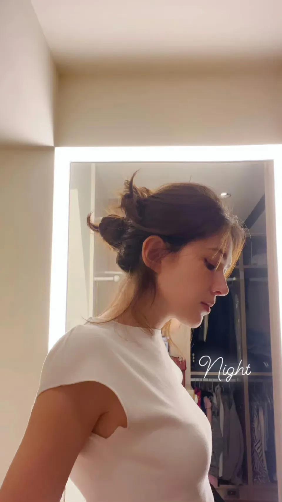 邱泽老婆许玮肤色叫人羡慕，白里透红，光滑细腻。而且她还拥有一双灵动的大眼睛。一张
