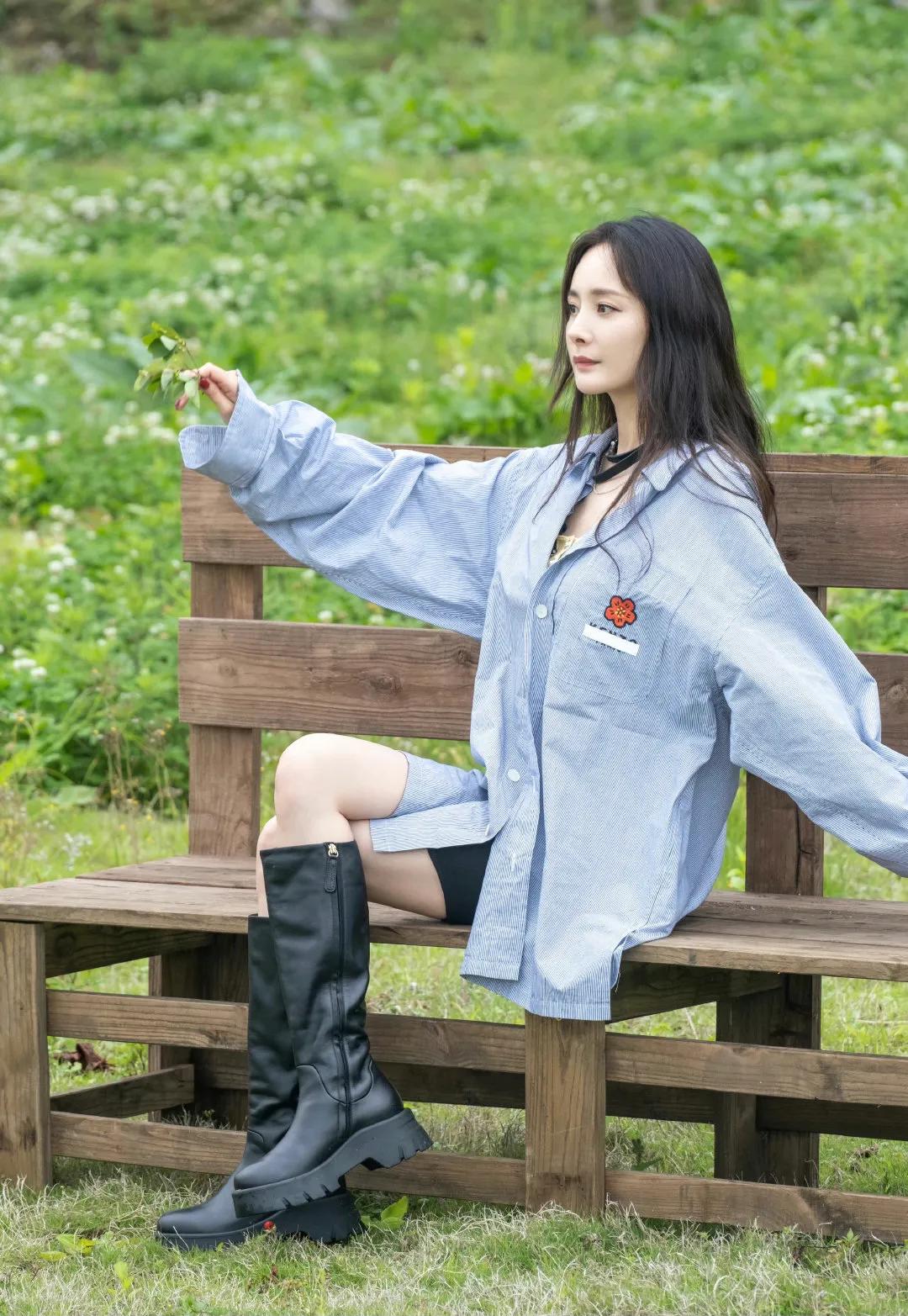 杨幂本周《花儿与少年》综艺造型分享，不得不说大幂幂的腿型真的太好看了，两套衣服风