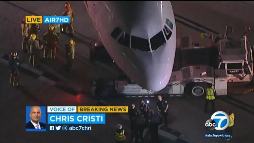 美国航空公司一架空中客车A321客机在洛杉矶国际机场的滑行道上与机场摆渡车相撞。