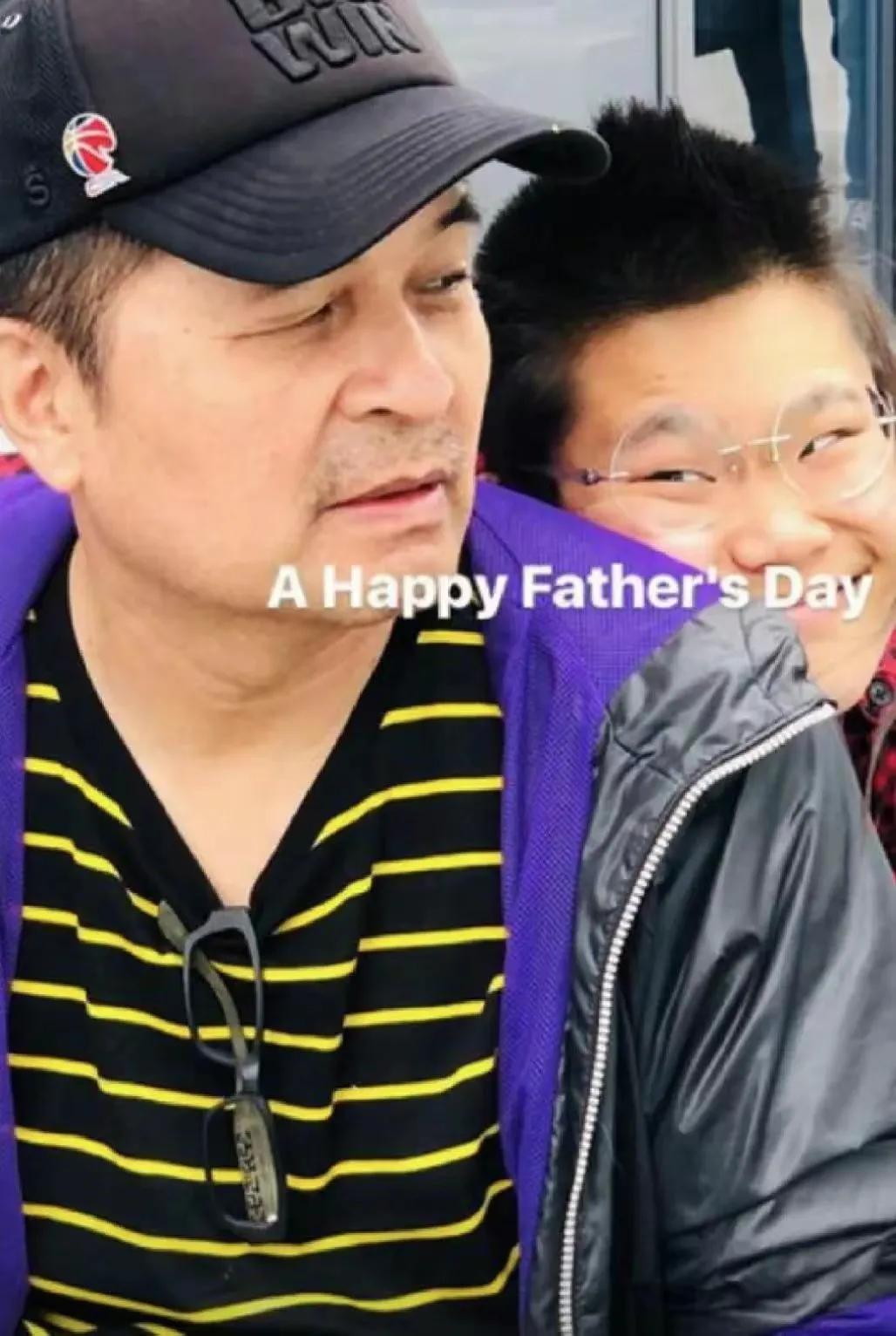 主持人毕福剑的女儿，跟老爸到是长的不咋像，说她是岳云鹏的妹妹不过分吧！[偷笑]