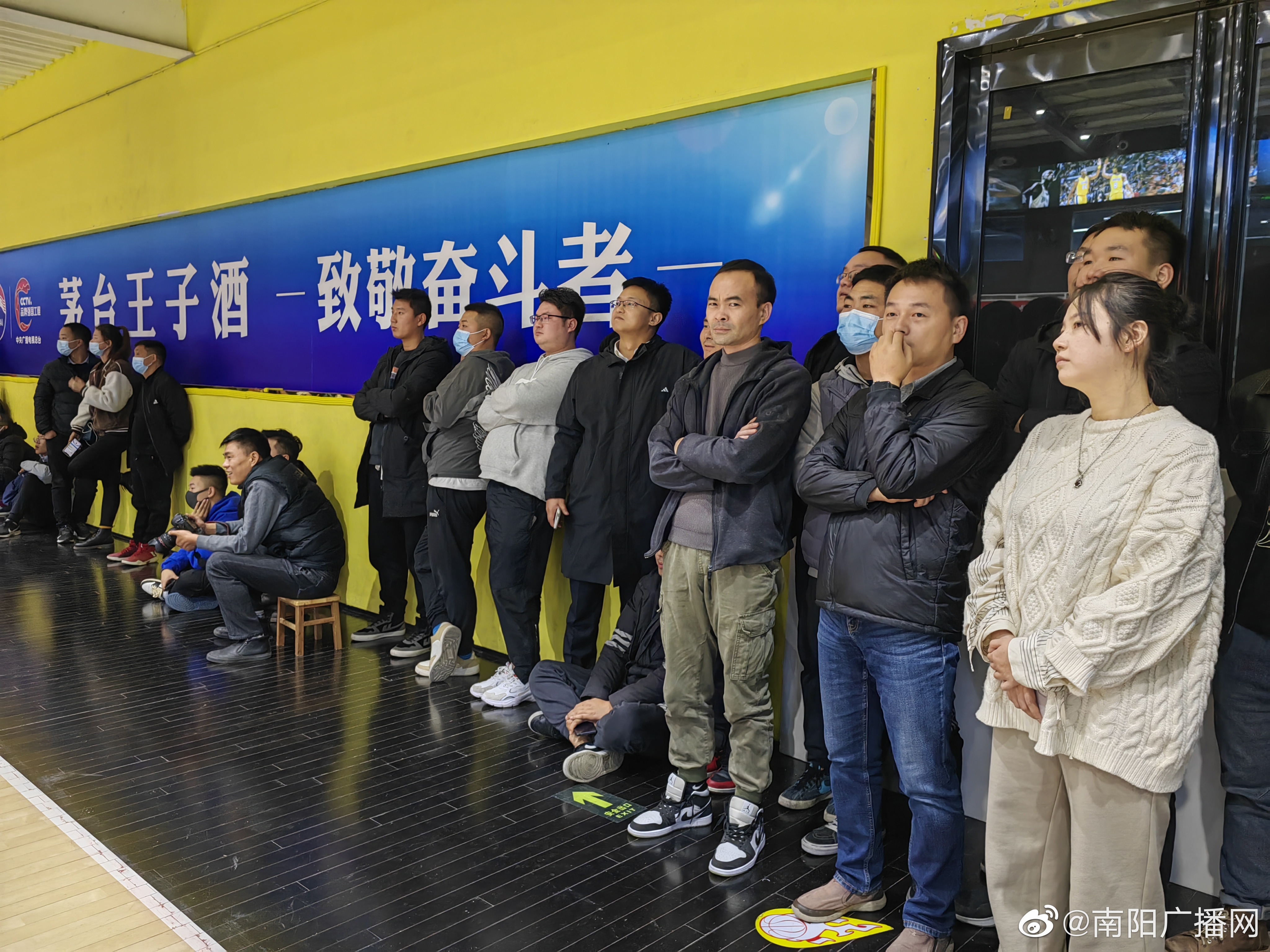 随着比赛的持续开展，现场的观众