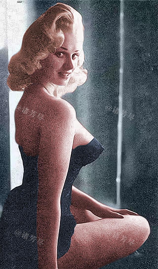 这是来自上世纪50年代美国的一张惊艳照片，镜头中的女郎一头金发，五官精致，尤其是