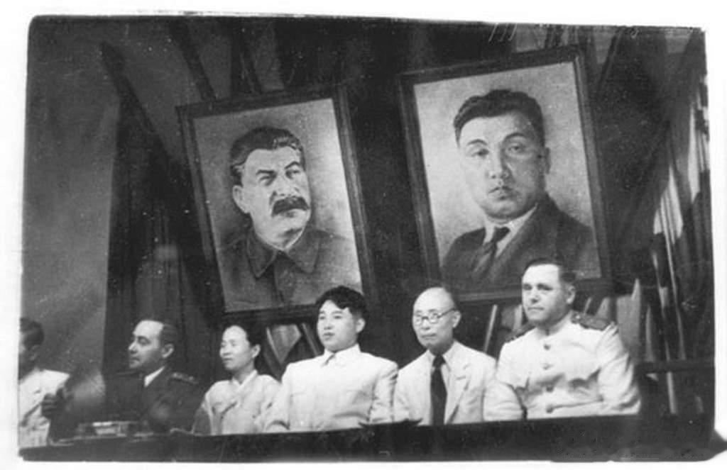 1949年，金日成为了哄生病的苏联驻朝鲜大使女儿，动用军用飞机上天玩。

百战百