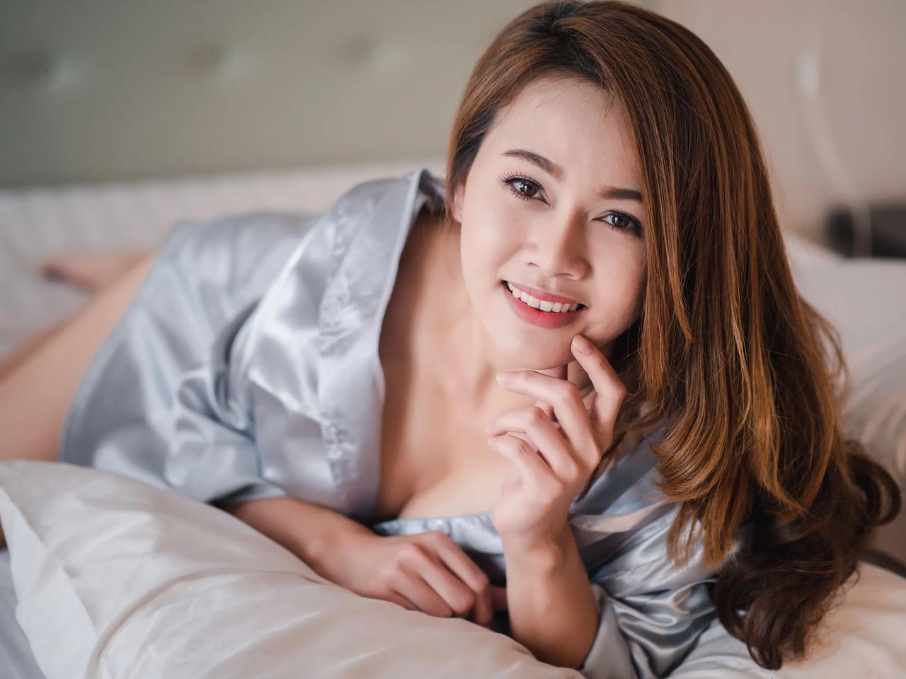 47岁母亲与23岁儿子家中偷情，被丈夫抓现行，场面一度失控。

广东河源的张某和