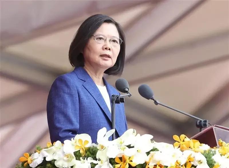 韩国10架战机在高雄机场降落，是以加油的名号进行了此次不友好行动。
美军一架UC