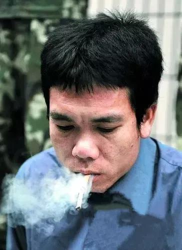 这是2009年，即将被押赴刑场的刘政杨，面对着镜头，他深深地吸了一口烟，眼神充满