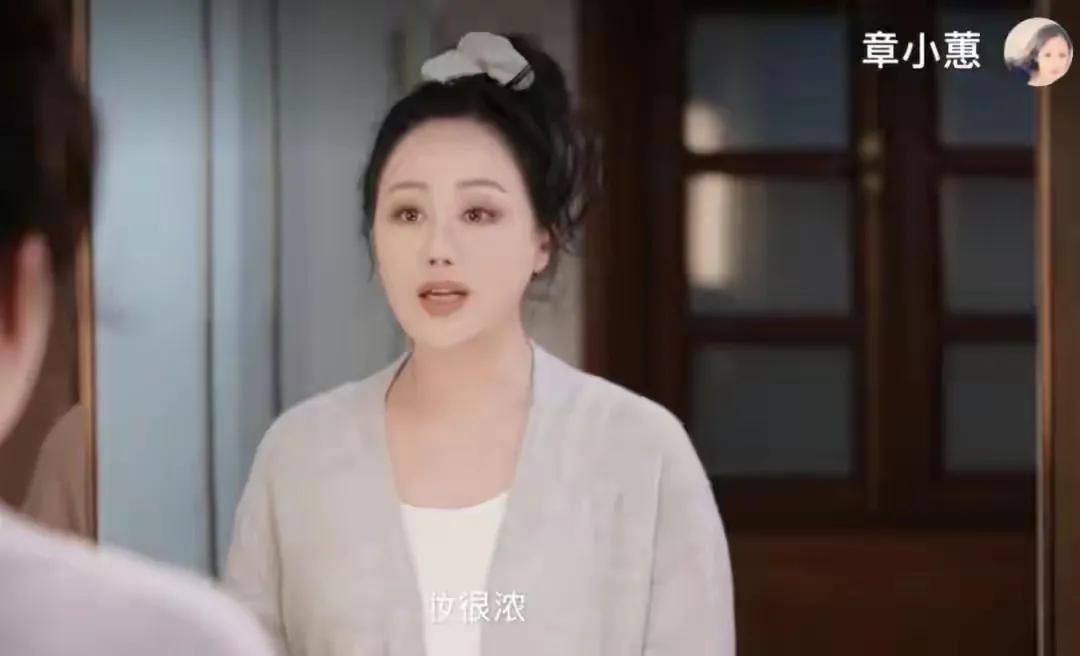 59岁章小蕙真的是冻龄女神，素颜和三十几岁的人一样，这也太美了吧？

珠圆玉润贵