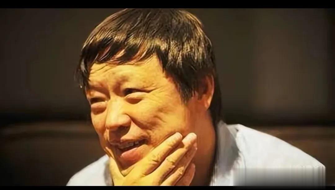 胡锡进表示坚决反对公职人员财产公开。
在绝大多数人赞成实行财产公开制度的时候，老