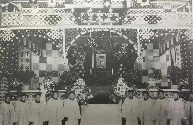 1913年4月3日早晨，隆裕皇太后的梓宫用火车运往清西陵。当天下午到达西陵梁各庄