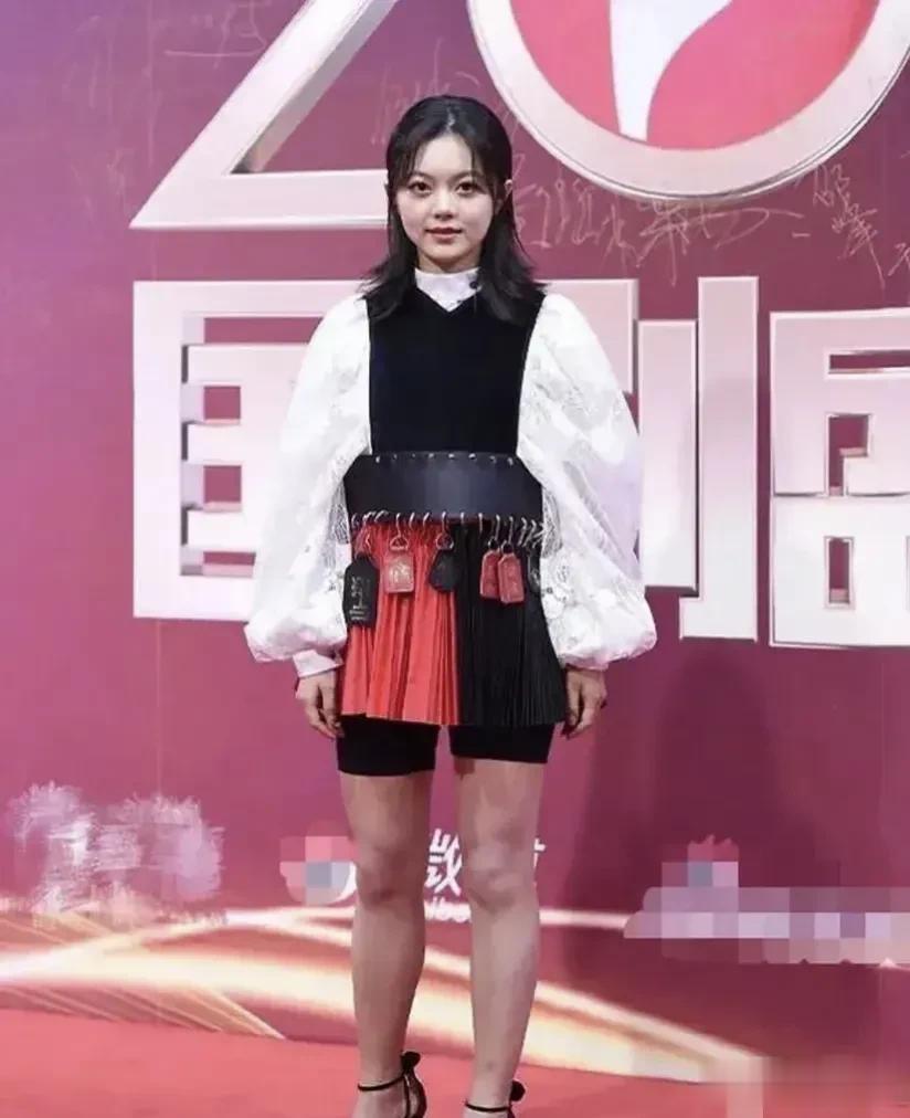 刷到昔日赵今麦出席某活动的照片，我真的挺惊讶的，这个穿搭真的是挺怪异的，特别是腰