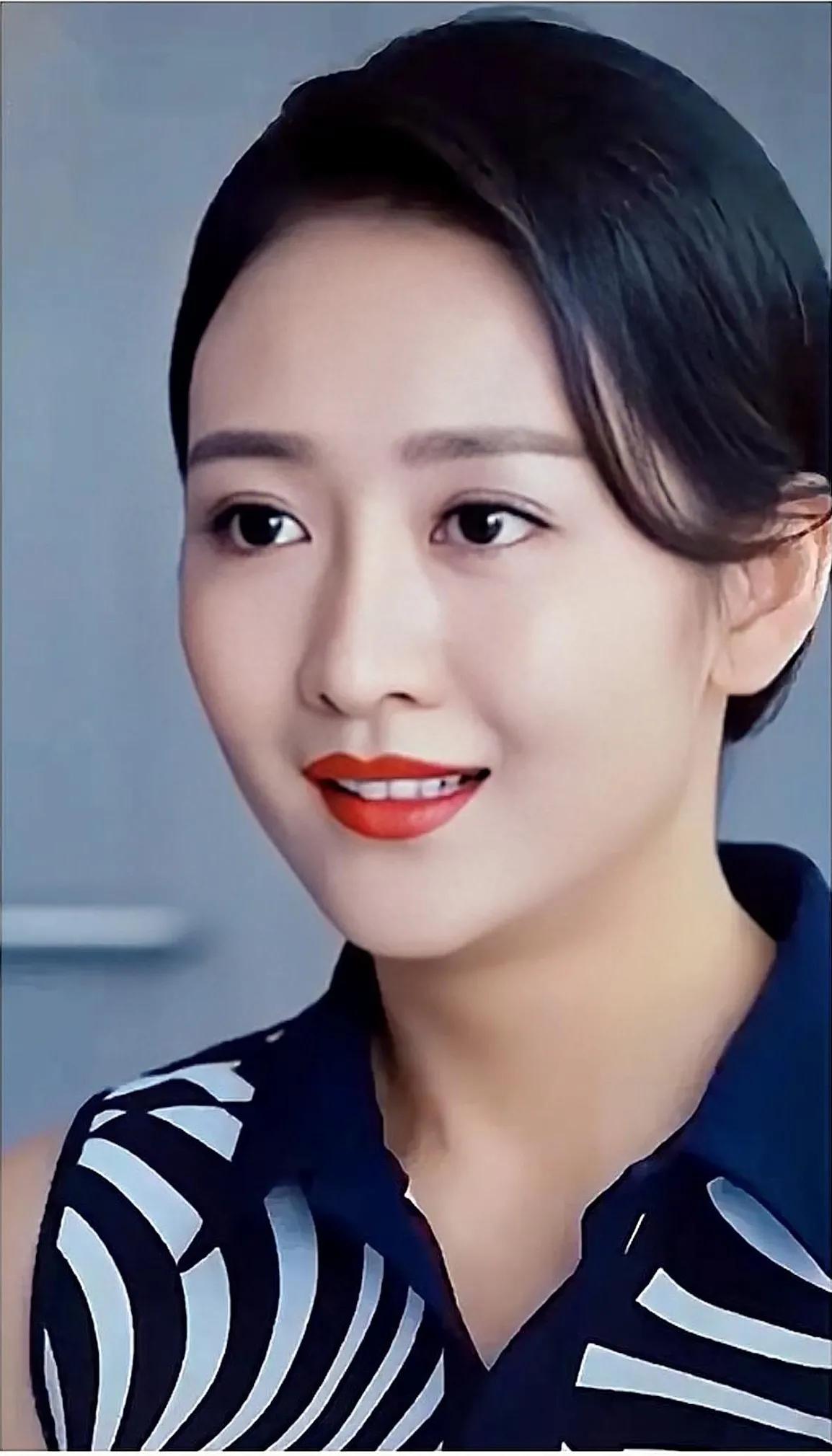  颜值，演技，气场都超级完美《伪装者》里的冷辣，《芝麻胡同》里的温柔，觉得她嘴特