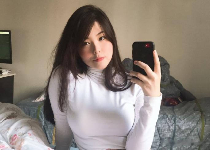 Mayumi和FLY战队中国打野Spica在一起了！
最近Mayumi官宣了自己