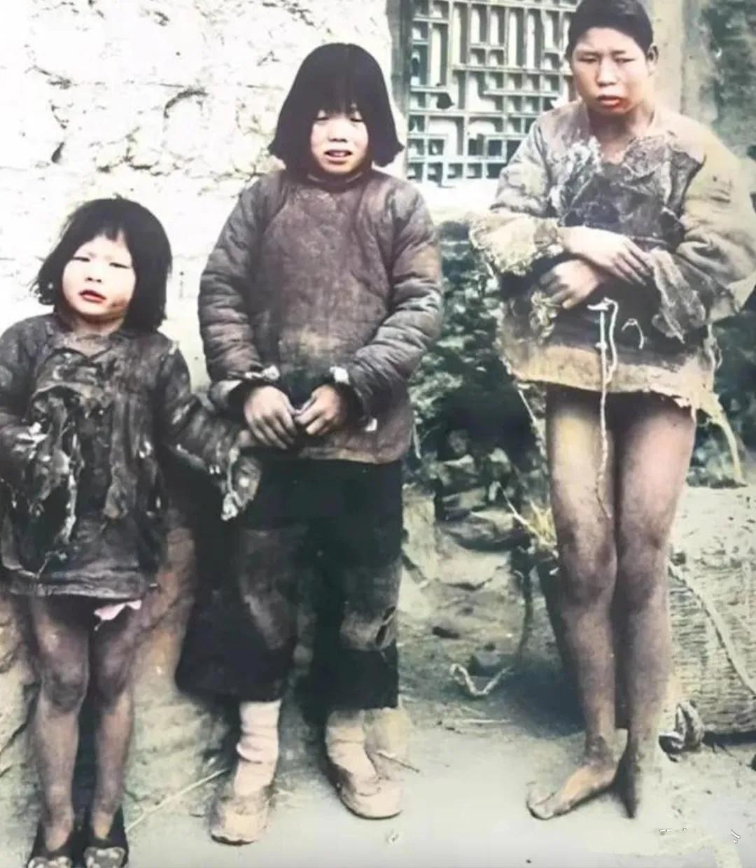 这是一张让泪目的老照片，拍摄于1939年的河南某地，3个女孩在寒风中瑟瑟发抖……