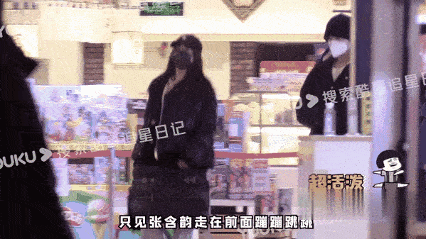 看来张含韵佟梦实两人的关系还真不错啊。
近日，有八卦媒体拍到张含韵和佟梦实两人牵
