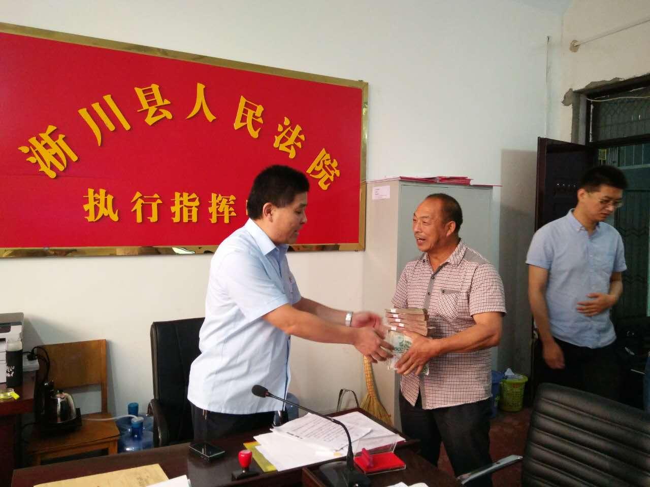 8月22日，淅川法院开展秋季执行风暴专项行动，当天共拘传13名“老赖”，其中7人