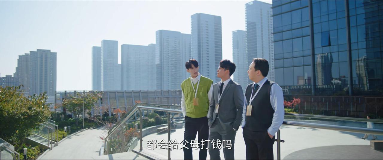 新入职的实习生问职场老鸟：你们每个月发了工资都会给父母打钱吗？已婚的中年人说：我