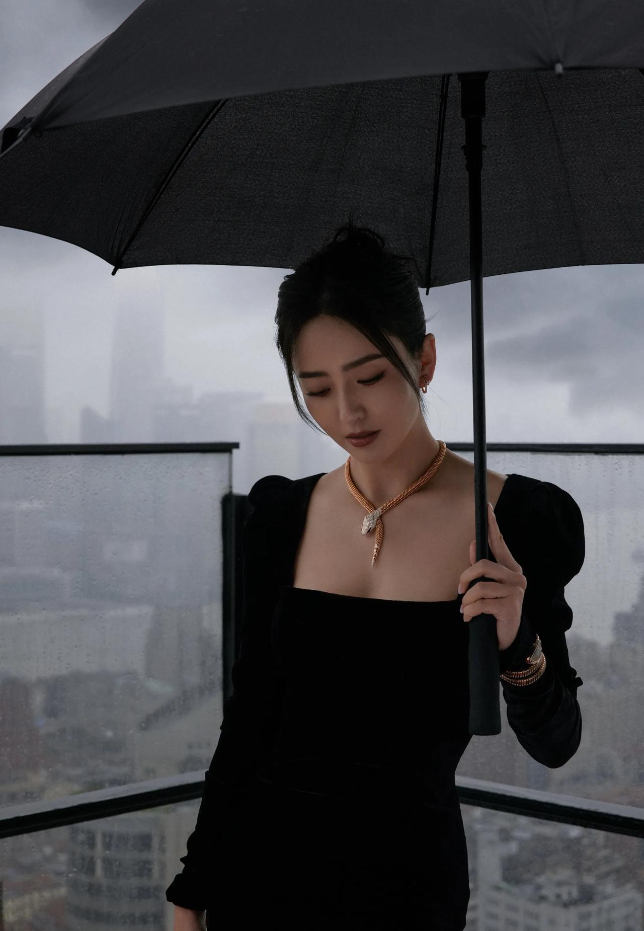 佟丽娅

雾气蒙蒙兼细雨纷飞
游走在雨夜的街头
席卷一叠幽梦
你一身黑色丝绸连衣