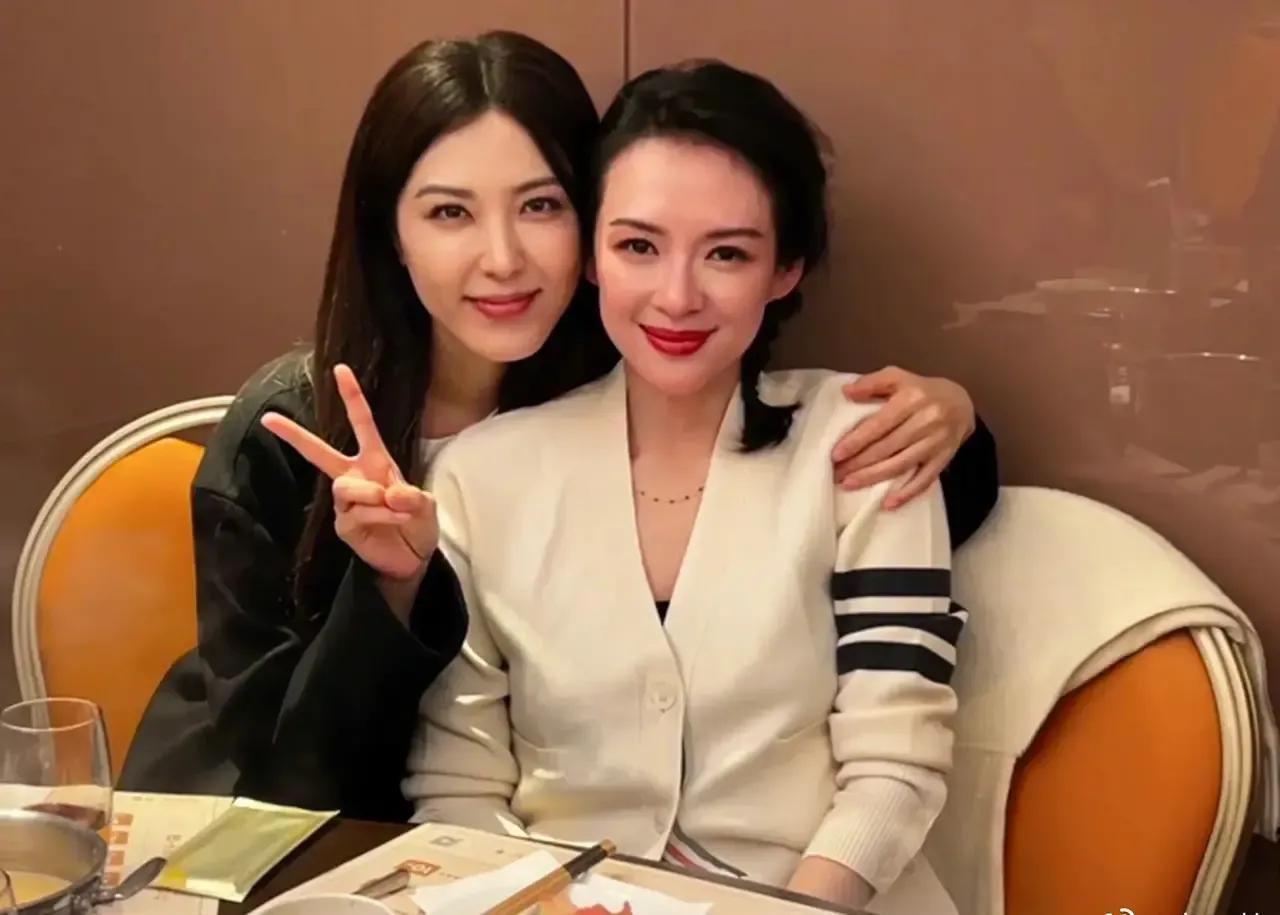 原来她俩是老同学，怪不得关系那么铁[灵光一闪]