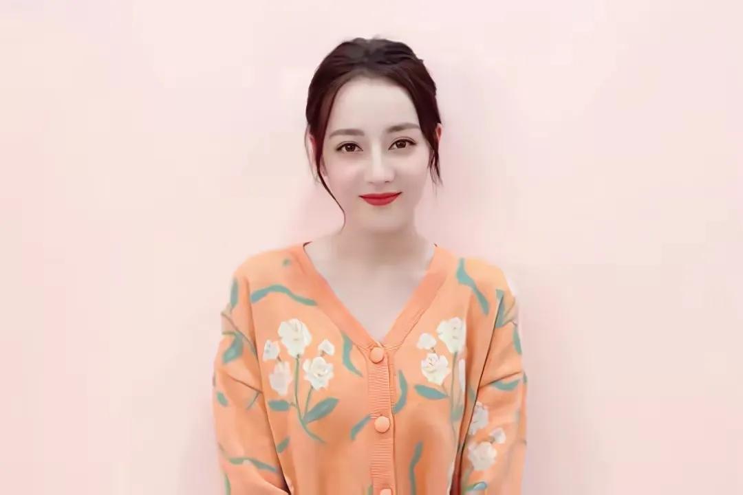 迪丽热巴到底有没有怀孕？
	
迪丽热巴很久没有接新工作，最近，她拍摄的新广告宣传