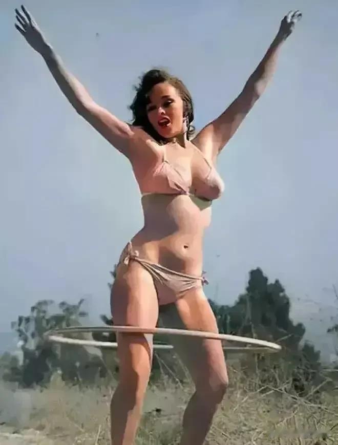 国外女人确实身材性感丰满多了，看到这名以前的女人晒性感身材照，简直把女人完美身材