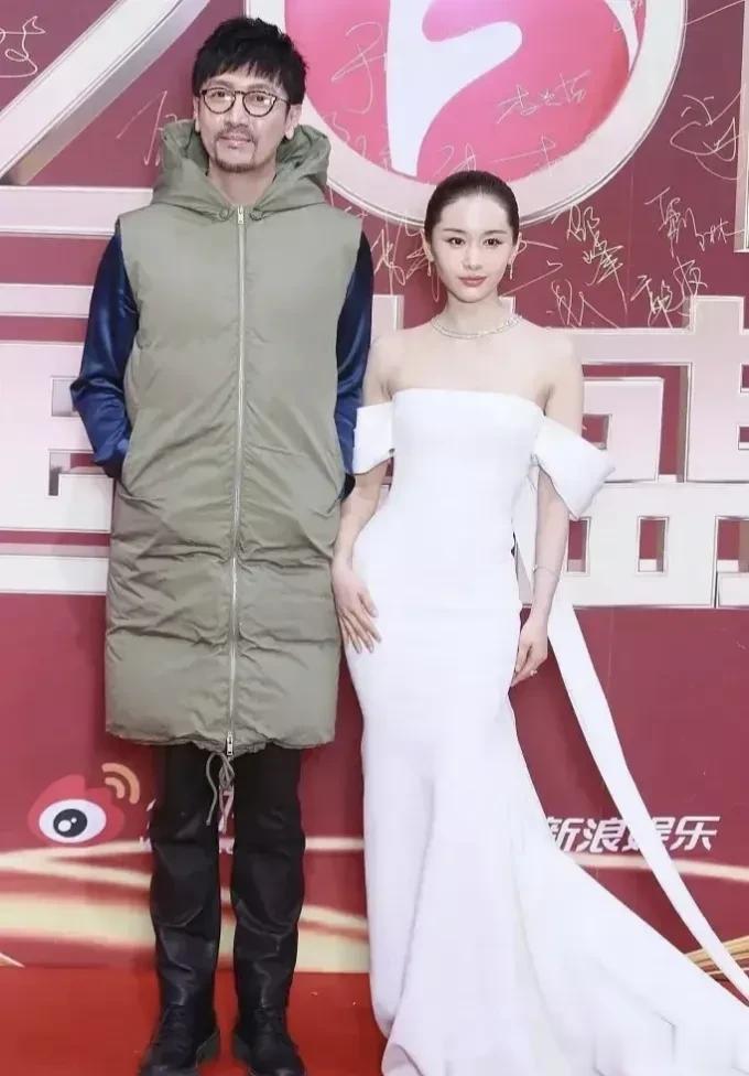 张鲁一真是耿直，甚至可以说有点失礼了，出席盛典活动，别的不说，服装应该庄重点吧，