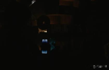 好家伙， 现场演示了 OPPO Find X6 的暗光摄影能力，拿来对比的是 i