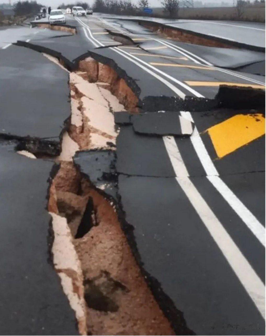 土耳其哈塔伊的道路完全裂开。由于道路被两次大地震摧毁，一些城镇无法进入。