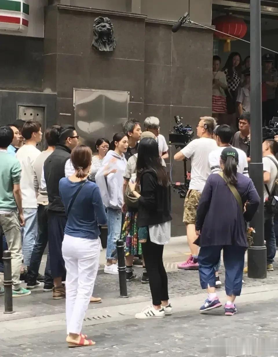 邓超是一位非常敬业的演员，也是我很喜欢的一位男演员，他拍戏常常到了忘我的地步，平