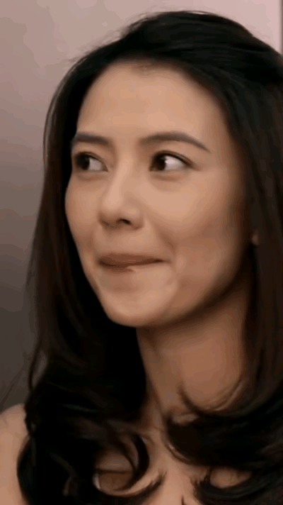 高圆圆太美了，五官真的耐看，即使已经四十多岁，还是个大美人。

高圆圆的长相舒展