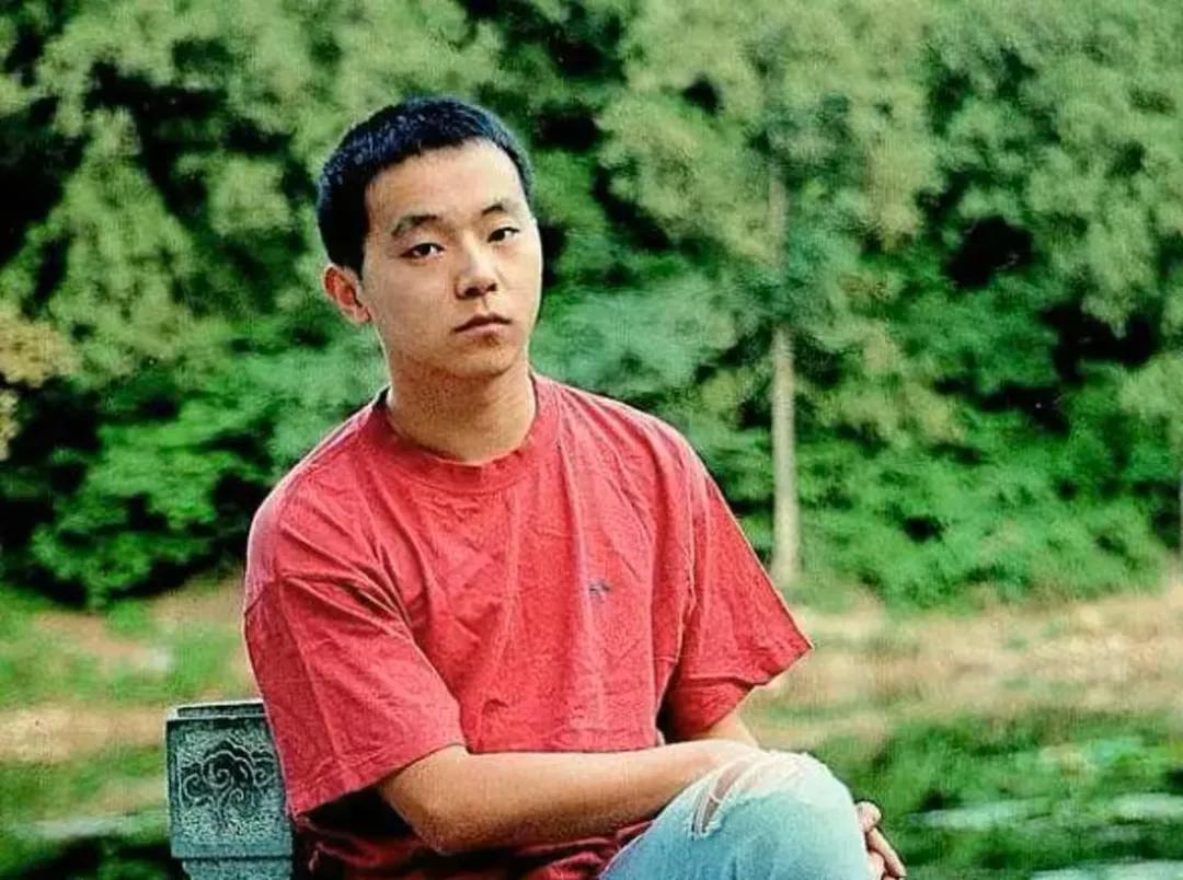 窦唯是怎么加入黑豹乐队的呢？这事还得从1987年开始说起。1987年，李彤找到了