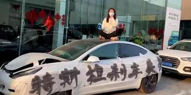 特斯拉不参加上海车展是对的，否则很难避免再次出现某些品牌或者车主站车顶维权、攻击