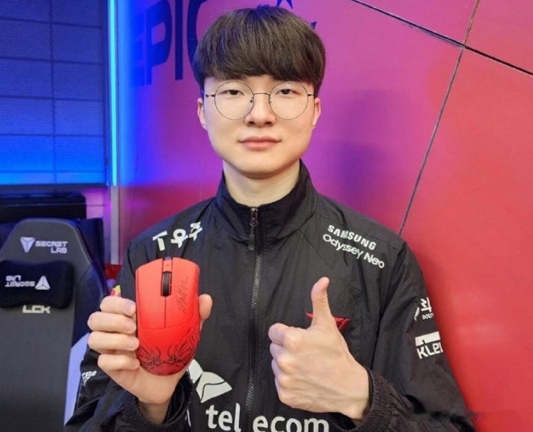 Faker与雷蛇合作鼠标上线了！
炼狱蝰蛇 V3 Pro Faker Editi