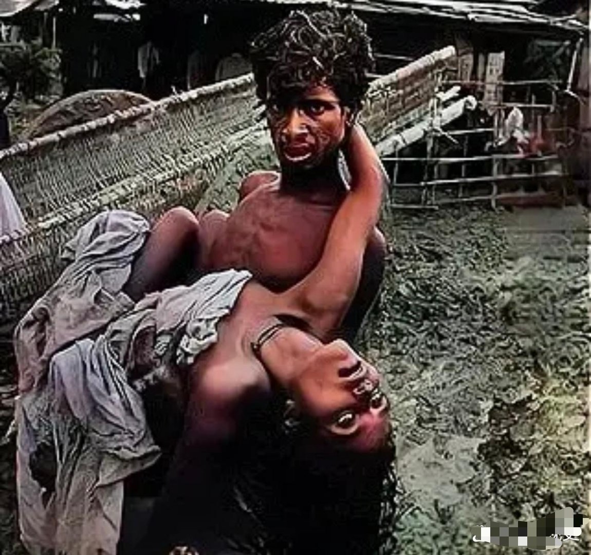 #历史那些事[超话]#1971年，两位孟加拉国独立战争中难民的照片。画面中，赤裸