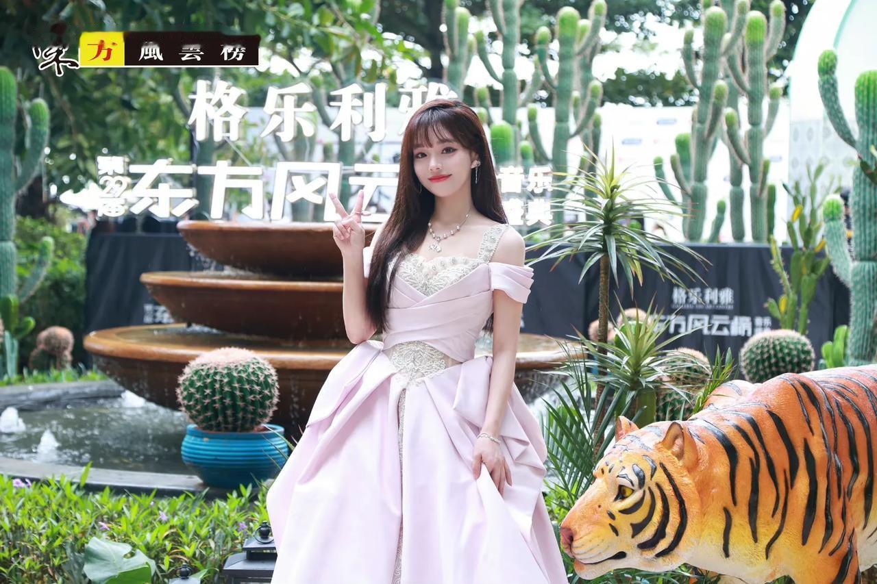 黄霄云

植物点缀的场景无不增