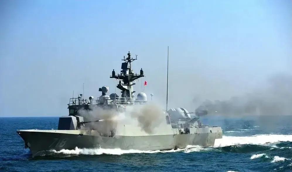 太‮杂复‬了！朝鲜icon舰艇‮赶追‬中‮渔国‬船‮到遭‬韩‮舰国‬艇鸣‮警枪‬
