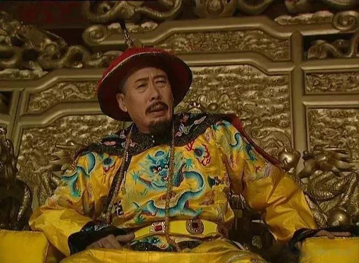 尽管康熙励精图治，但到了晚年，清朝依然遭遇了财政危机。有两个最重要的原因，一是纳