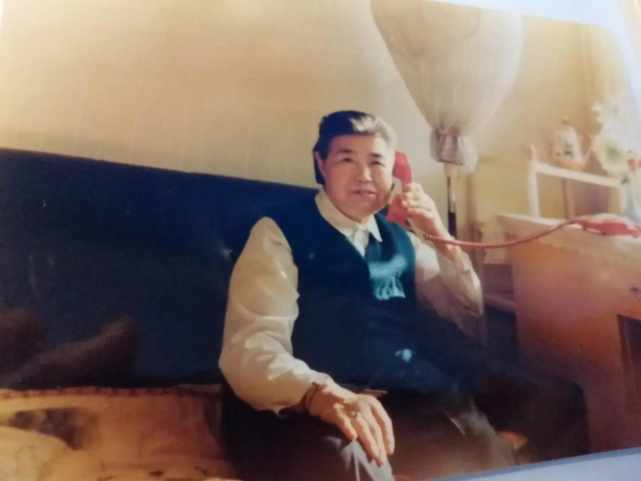  

年夜饭在餐馆里相聚，已是北京人的一种习俗。

我们今年的年夜饭已经订好了，