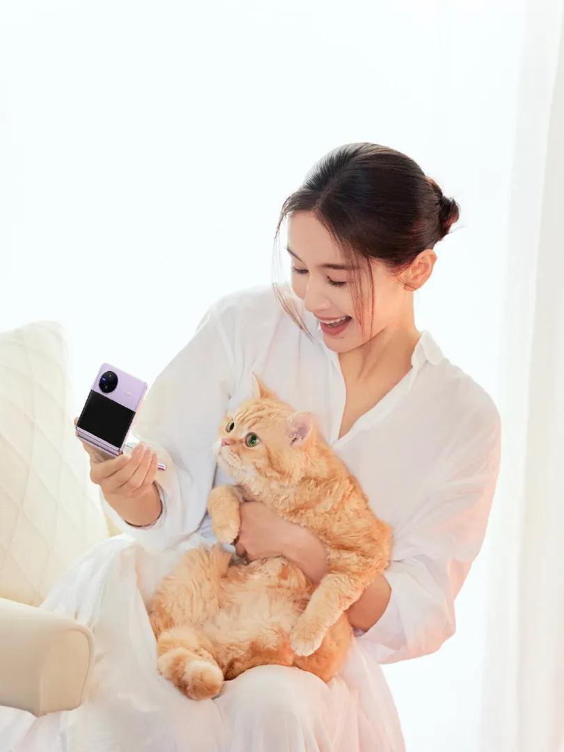 vivo品牌副总裁贾净发布vivo X Flip宣传照，并公布该机的部分配置：内
