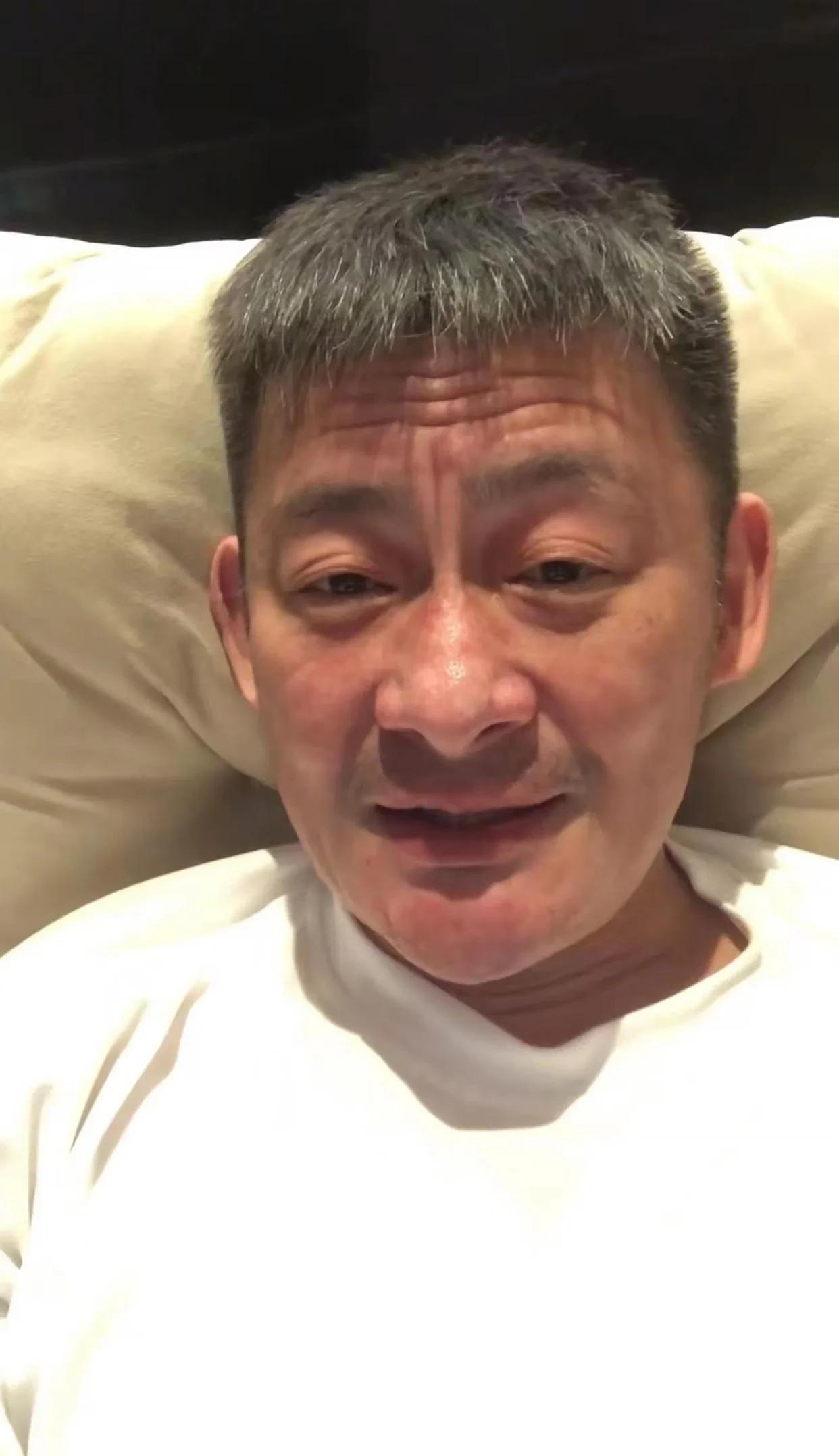 3月23日，著名歌手景岗山凌晨发视频，对着镜头大口喝酒，写下“无语”，引发网友担