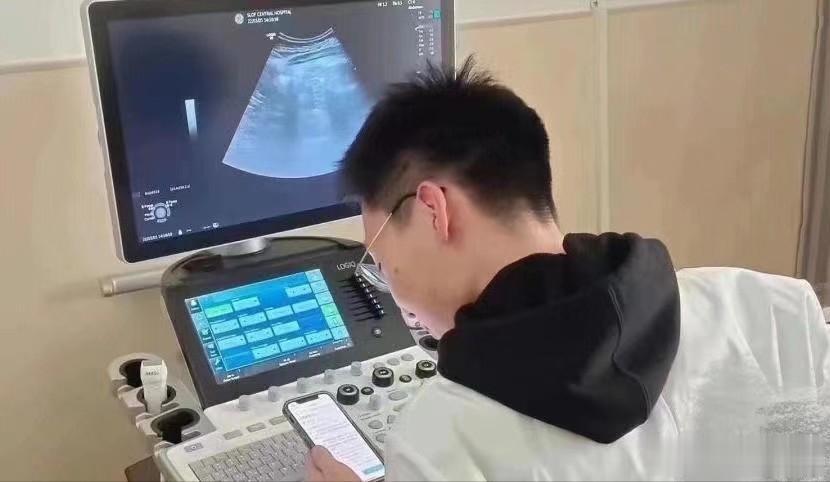 “给我做检查的医生查手机现学现卖！“[泣不成声]检查室里，一位年轻医生用某度查询