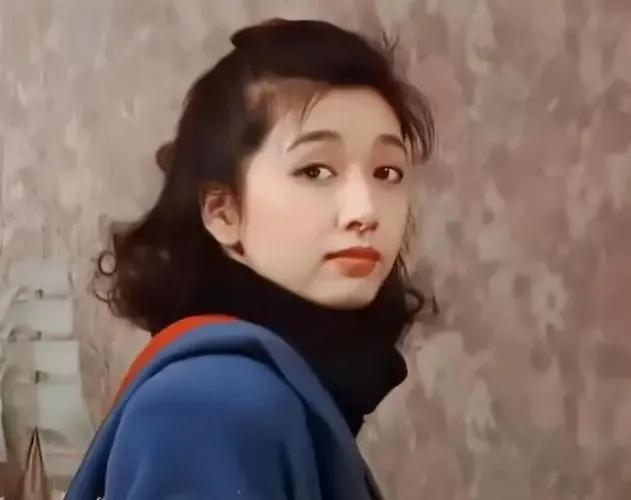 她年轻的时候也是一个流光溢彩的大美女。如今，经过岁月的沉淀，愈发变得自信和从容了