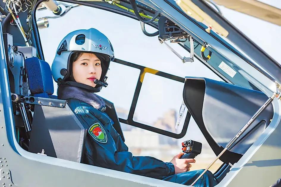 全国人大代表、陆军航空兵女飞行员徐枫灿，年纪轻轻，本领高强，亮丽颜值更是不输明星