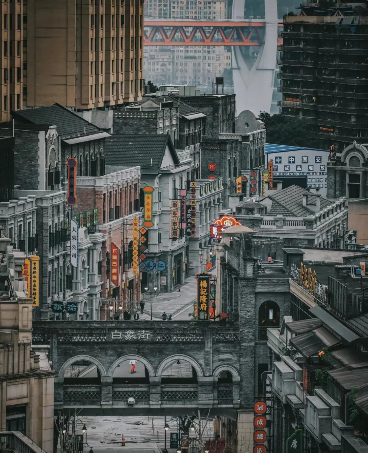 这条复古风格街区，绝对是被低估的拍照打卡地，街道虽然不长，但绝对出片。
地址：渝
